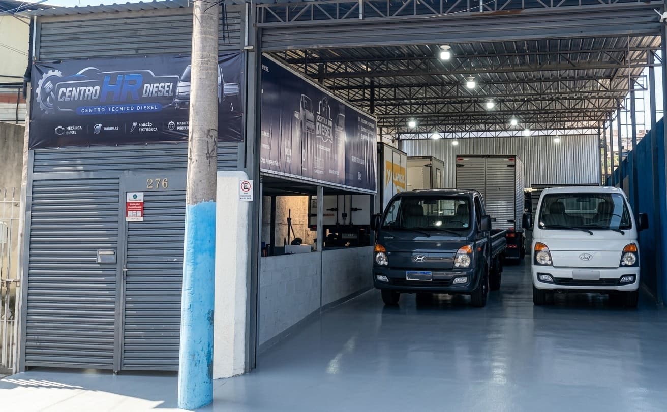 Equipe da Centro HR Diesel trabalhando na oficina